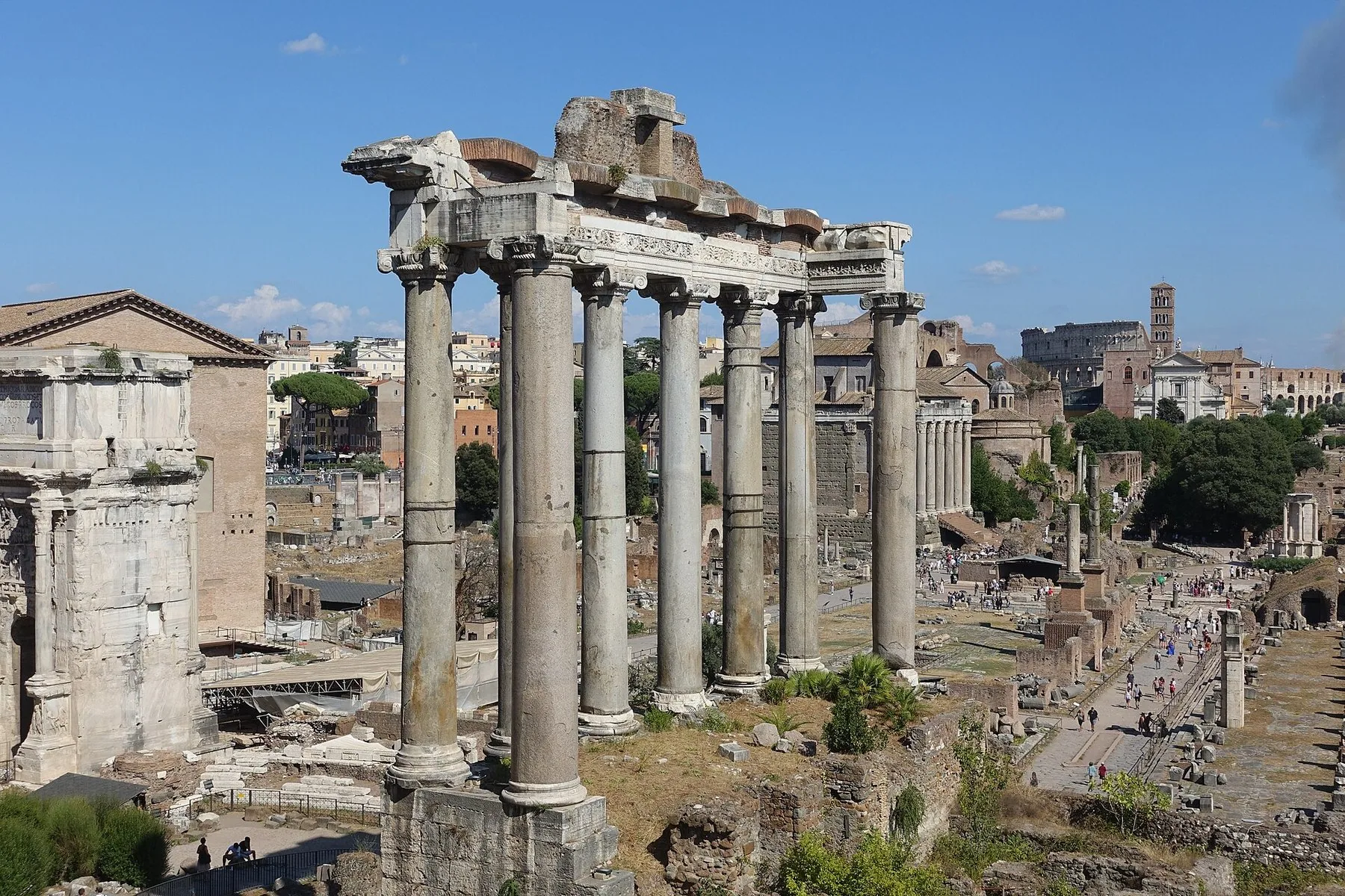 De åtte søylene som står igjen av Saturntempelet, med Forum Romanum og ruinene langs Via Sacra bak.