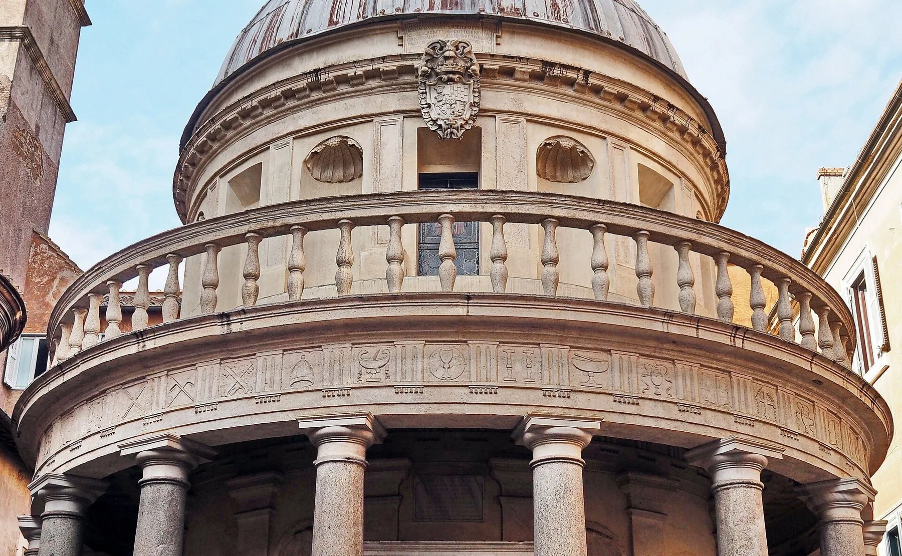 Bramantes Tempietto i Roma: en liten rund tempelbygning med granittsøyler, en balustrade rundt og en kuppel over, sett nedenfra.