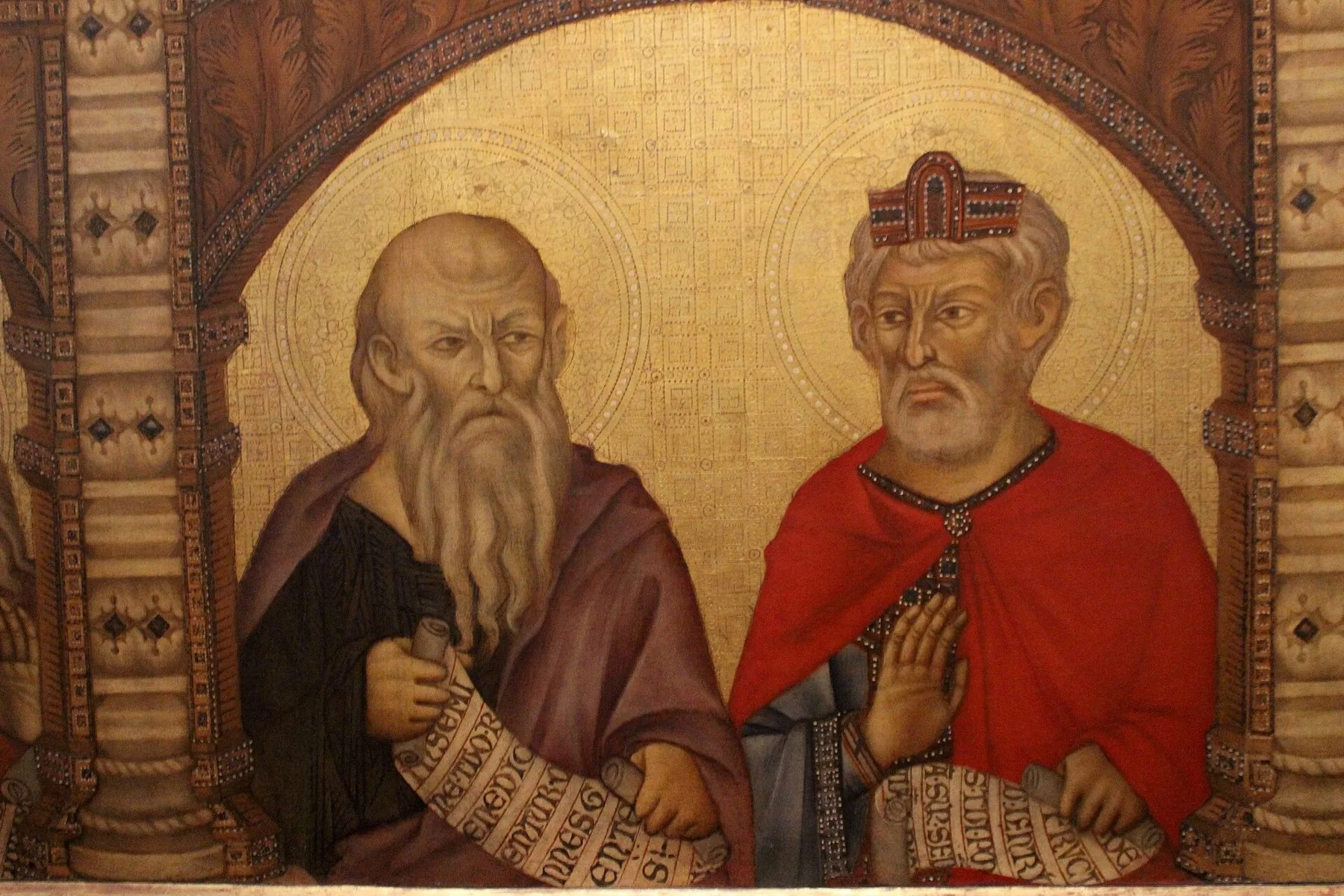 Utsnitt av en tempera på gull av Cimabue i Uffizi: to skjeggete profeter med glorie holder skriftruller under en rekke buer.