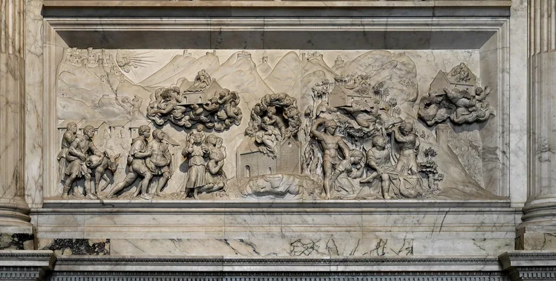 Marmorrelieff med mange figurer i et innrammet felt på kledningen rundt Santa Casa i Loreto.